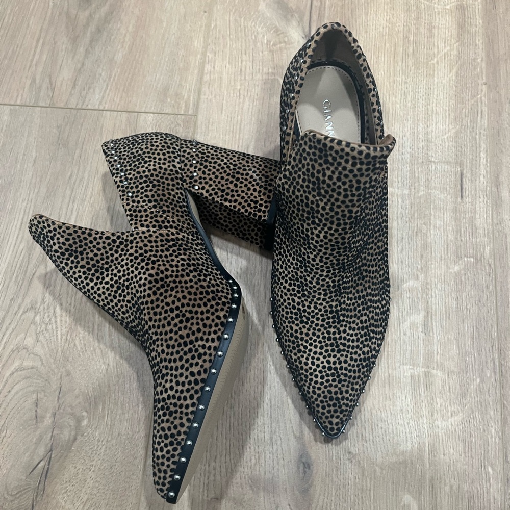 Gianni Bini tan and black animal.